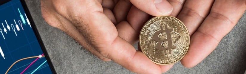 Homme d'affaires tenant des pièces commémoratives en bitcoin. 