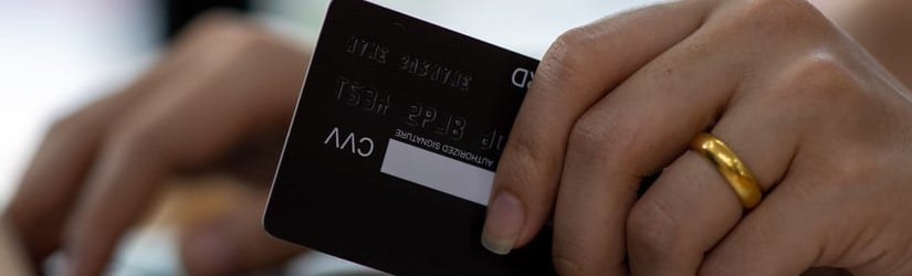 Main de femme en gros plan à l'aide d'une carte de crédit et d'une tablette pour acheter des achats en ligne à la maison, paiement, achat et concept d'achat en ligne.