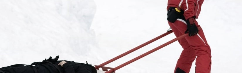 Service de secours hivernal sur une piste de ski.