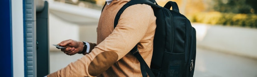 Homme achetant un billet à la gare