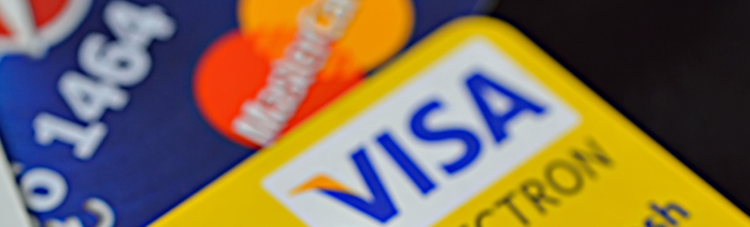 Gros plan sur une pile de cartes de crédit, dont la carte Visa