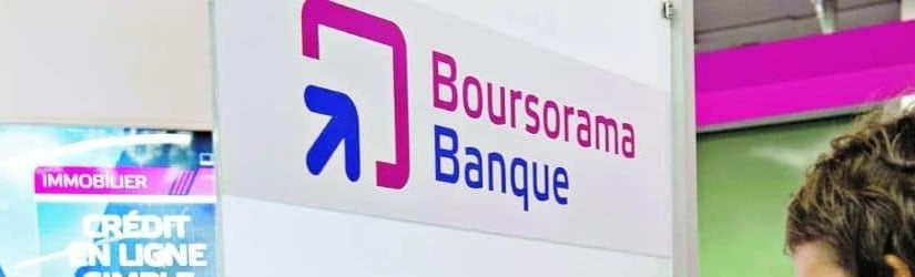Une Boursorama Bank Front Desk Agent assis dans son bureau rendre visite à leur client en ligne.