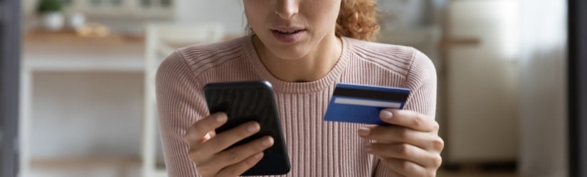 carte bancaire en main