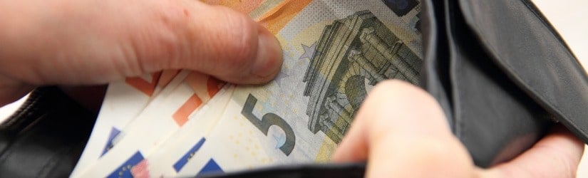 Les billets en euros sont triés dans un porte-monnaie ouvert