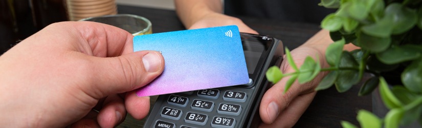 Client effectuant un paiement sans fil ou sans contact à l'aide d'une carte de crédit