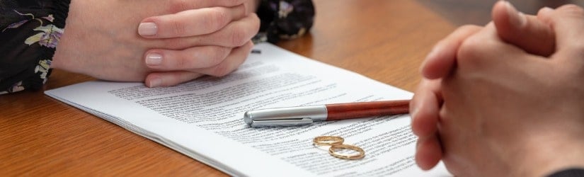 Signer un divorce, des documents de dissolution du mariage et une convention.