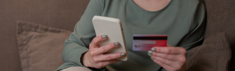 Femme faisant des achats en ligne avec une carte de crédit.