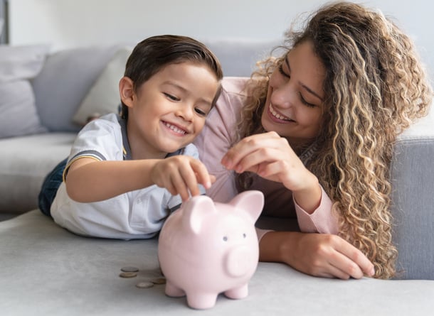Un enfant et sa mère économise de l'argent 