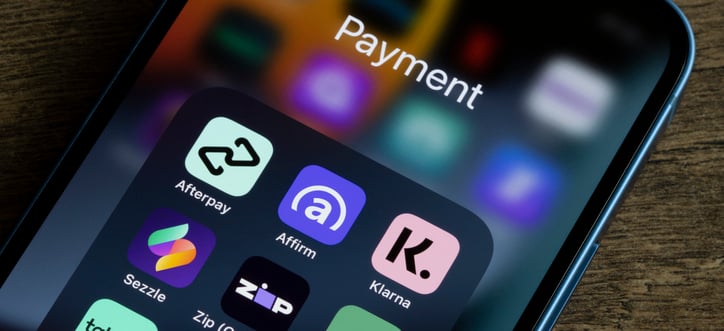 Un smartphone contenant des applications mobile y compris Klarma.