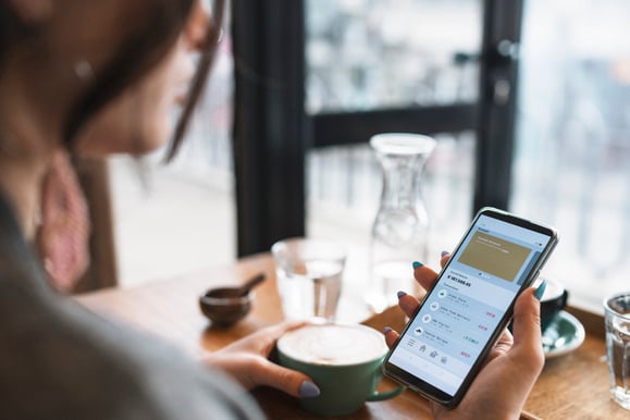 Une femme se connecte à sa banque en ligne