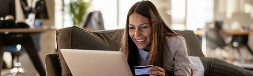 Jeune femme heureuse faisant du shopping en ligne.