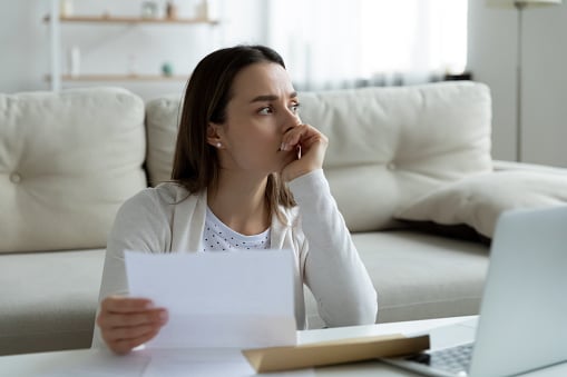 femme préoccupée par des problèmes