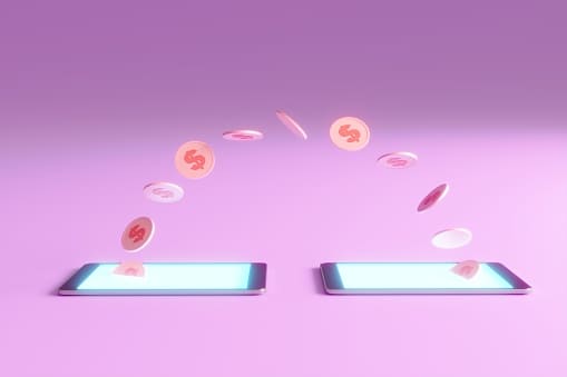 argent qui se déplace d'un téléphone à un autre